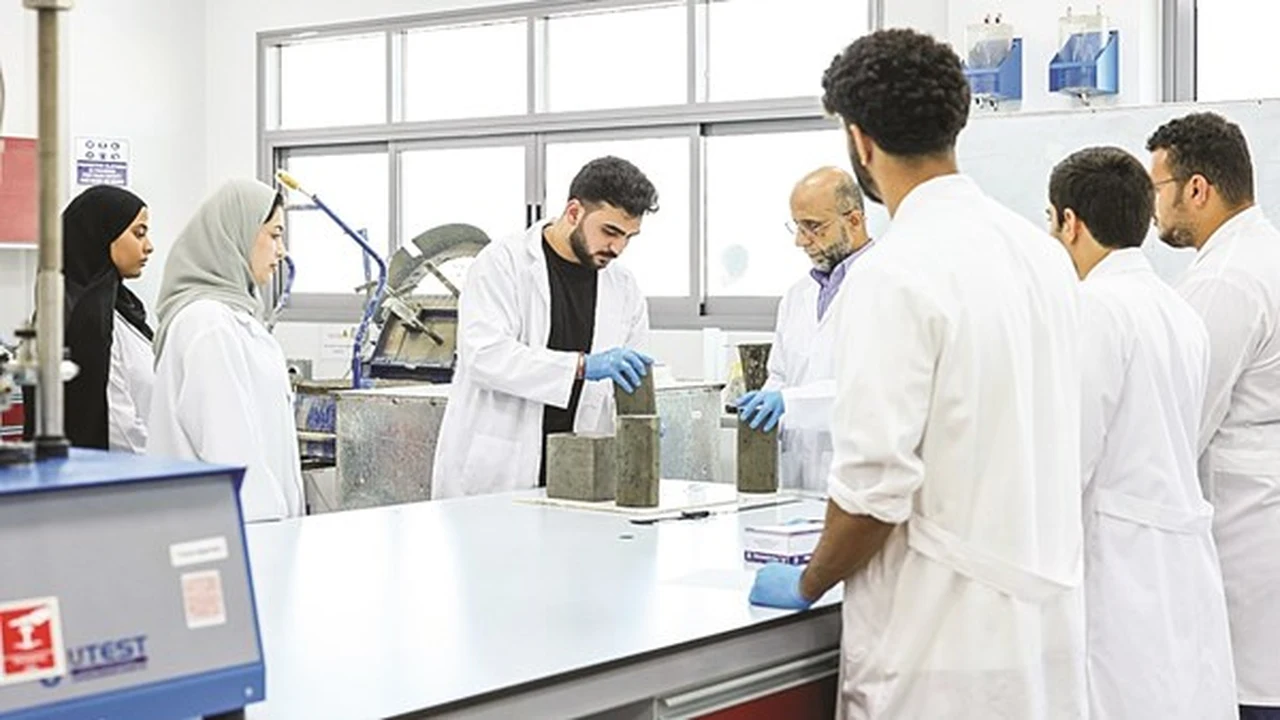 «أميركية رأس الخيمة» تطلق تخصصات جديدة ومناهج محدثة لجذب الطلاب